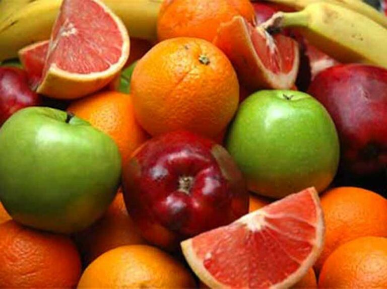 Frutta invenduta per bambini e anziani