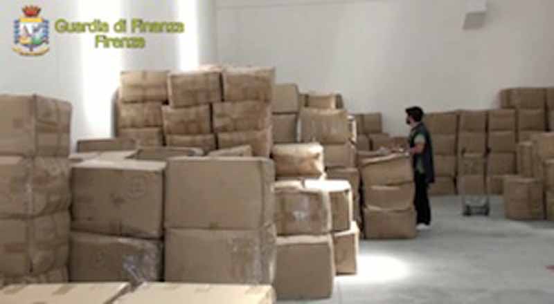 Scoperti due capannoni pieni di merce contraffatta. Per due milioni / VIDEO