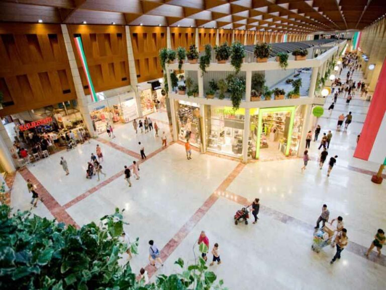 Notte bianca ai Gigli tra eventi e shopping