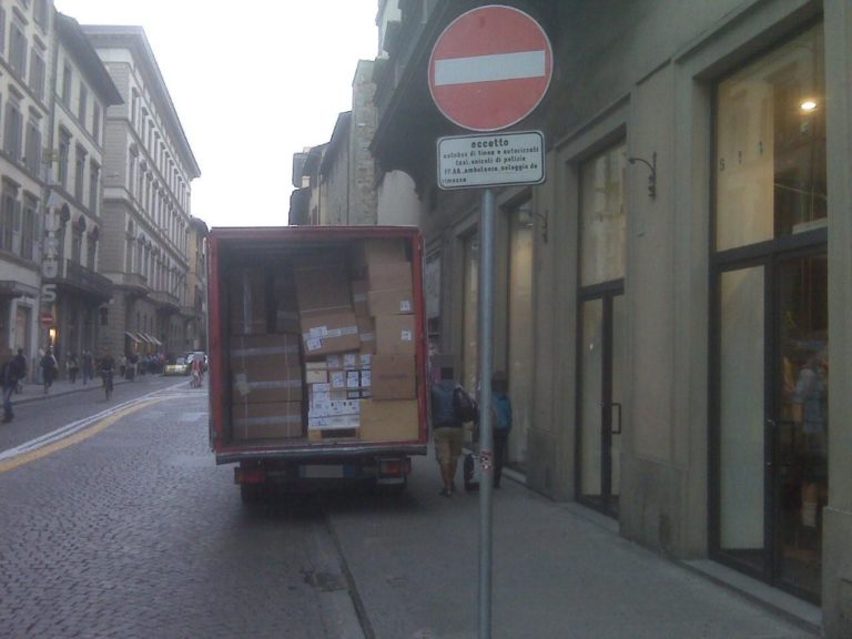 Se l’auto intralcia il bus Ataf chiede i danni