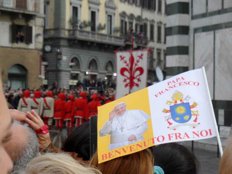 Applausi, bandierine e campane: l’arrivo di Bergoglio al Duomo