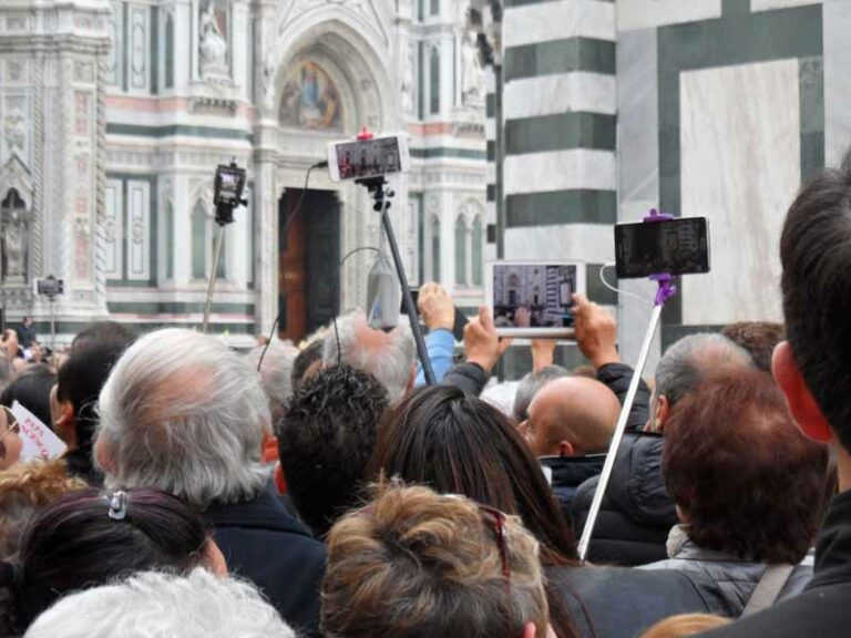 Caccia al Papa-selfie, cronaca di una mattina tra la folla