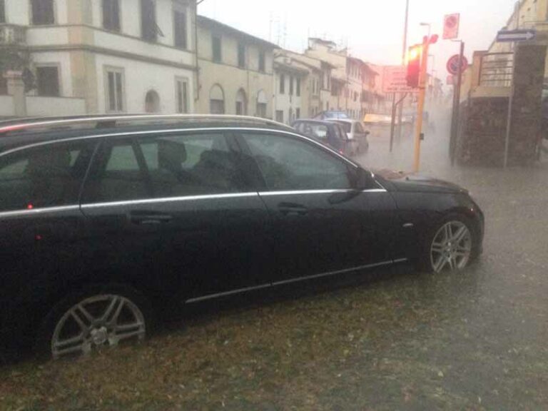 Nubifragio su Firenze, alberi caduti e strade allagate – FOTO E VIDEO