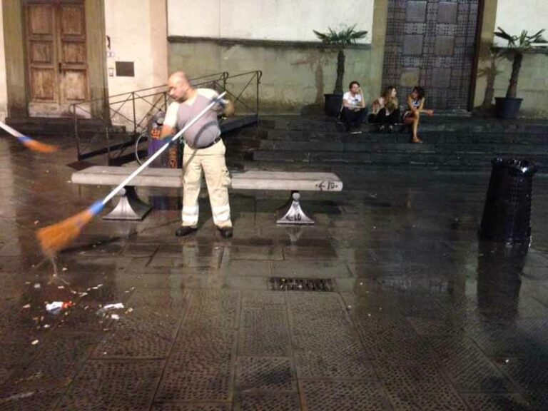Slitta la pulizia anti-movida, da stasera autobotti in piazza dalle 2