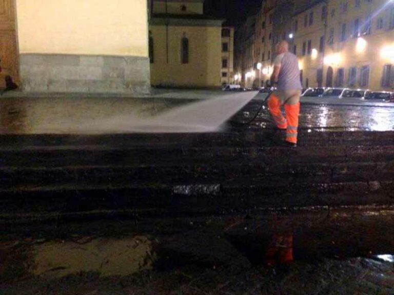 Idranti in piazza, proteste in S. Spirito