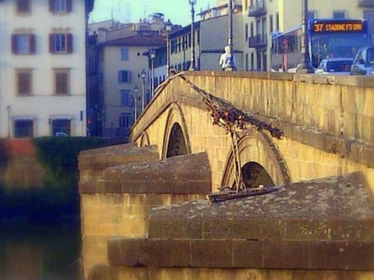 Su ponte alla Carraia spunta una gru e il suo nido (di legno)