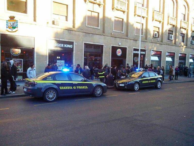 Principio d’incendio al fast food in centro: evacuati clienti e personale