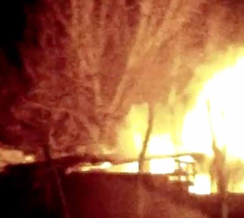 Incendio nella zona del campo nomadi del Poderaccio / VIDEO