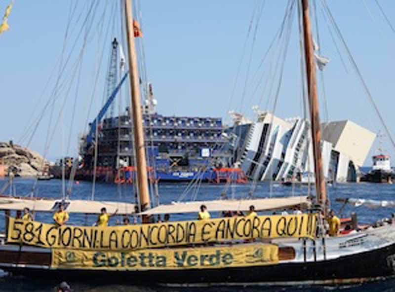 Goletta Verde, blitz dalla Concordia: ”Ancora qui dopo 581 giorni” / FOTO