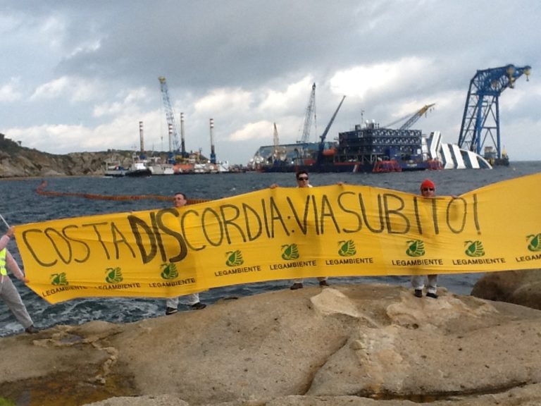 Concordia, il governo proroga l’emergenza. Legambiente: ”Via subito!”