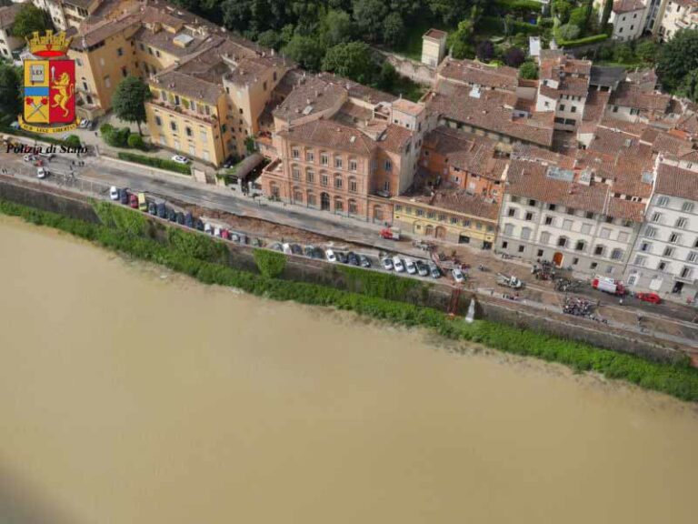 Voragine su lungarno Torrigiani: ”5 milioni di danni”