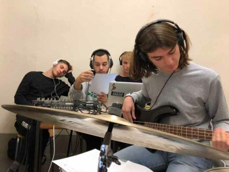 Studenti-cantanti e un cd contro la violenza di genere