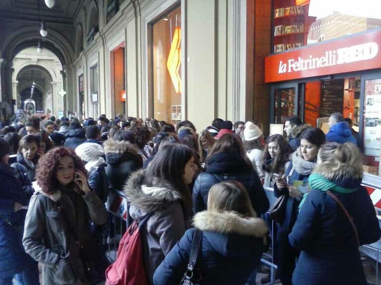 Mengoni-mania, folla per il cantautore