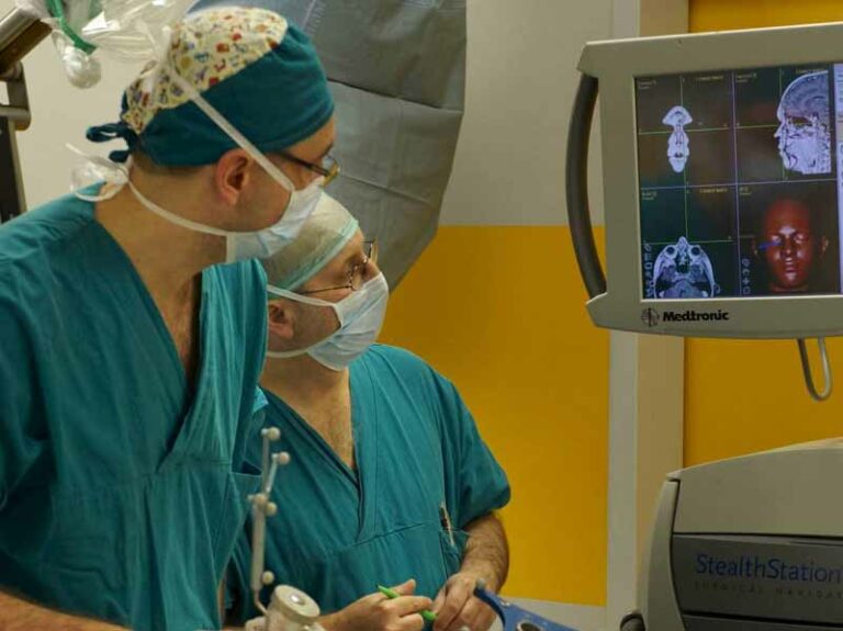 Un neurochirurgo robot per il Meyer. Via alla raccolta fondi