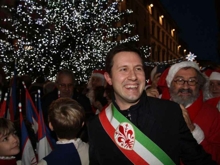 Si accende l’albero di piazza Duomo, scatta il countdown verso il Natale