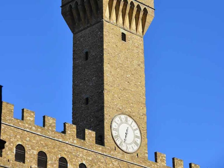 L’orologio illuminato della Torre d’Arnolfo