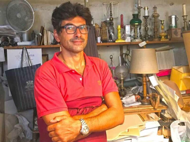 La bottega di paralumi che resiste ai fast food