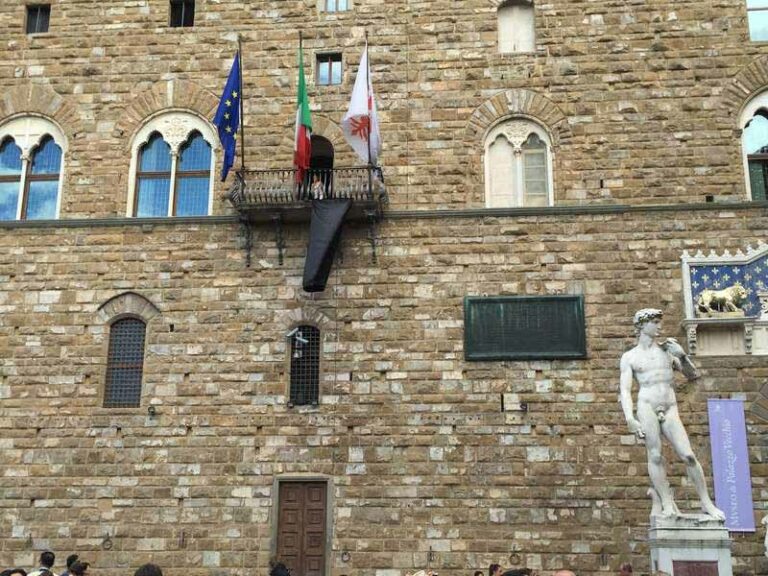 Drappo nero in memoria del custode di Palmira