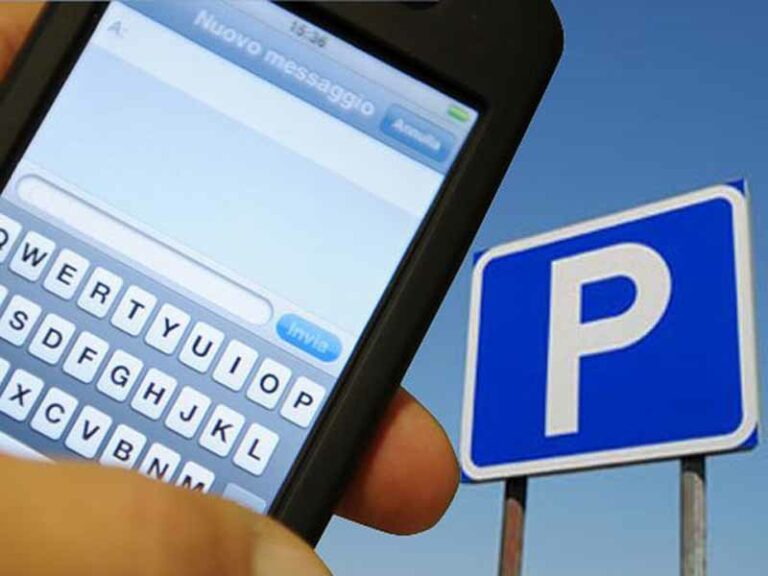 Il parcheggio si pagherà con un sms