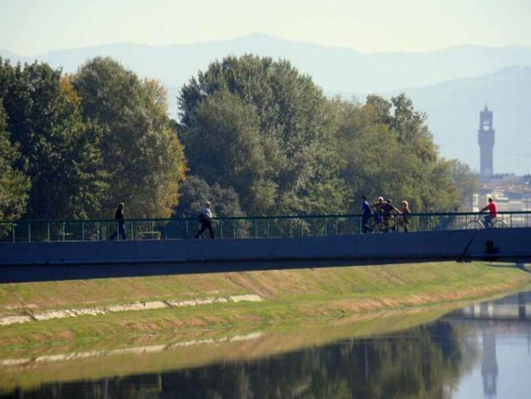 Isolotto, riapre la passerella. Con una serata di festa