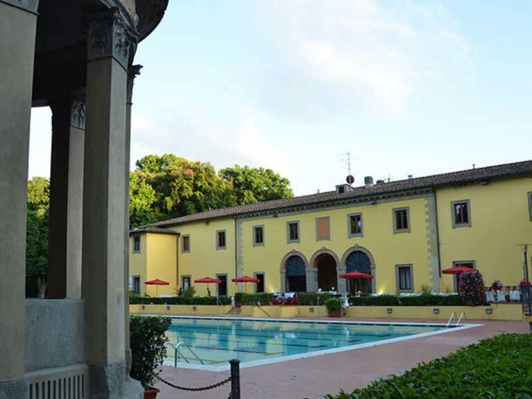 Aperitivi, eventi e sport nella piscina delle Pavoniere