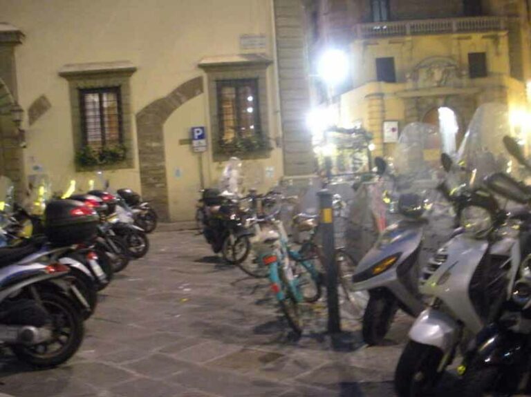 Nuova area pedonale in piazza Madonna degli Aldobrandini
