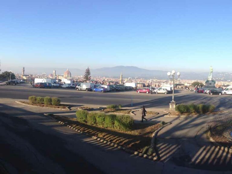 Un bacio ”pedonale” (in compagnia) al Piazzale Michelangelo