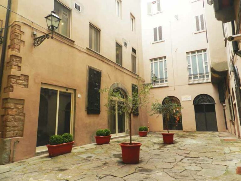 La nuova piazzetta del Giglio a Firenze
