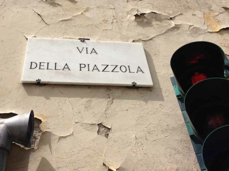 Piazzola o Piazzuola? Una strada, due nomi
