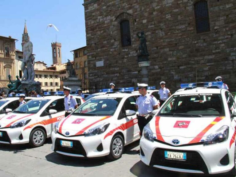 Dorme in strada. Aggredisce il vigile che lo sveglia