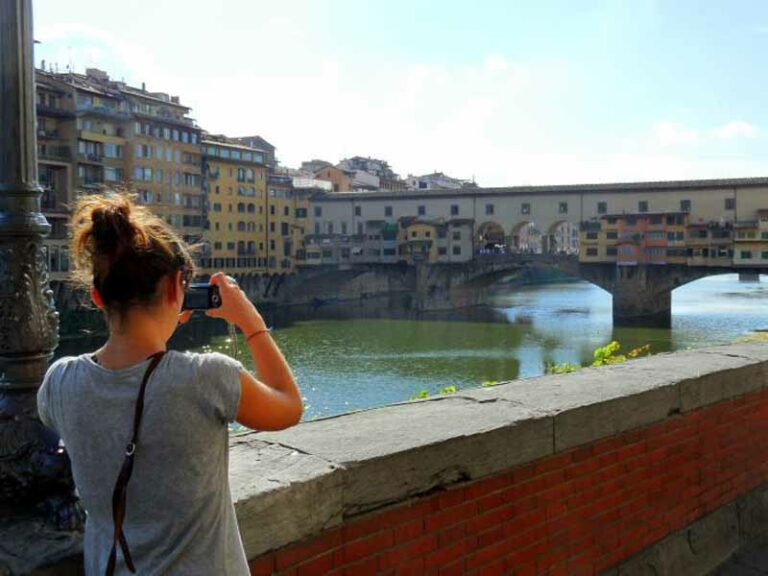 In scooter senza casco sul Ponte Vecchio: multati