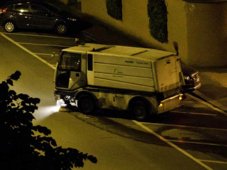 Dopo le ”ferie” torna la pulizia strade