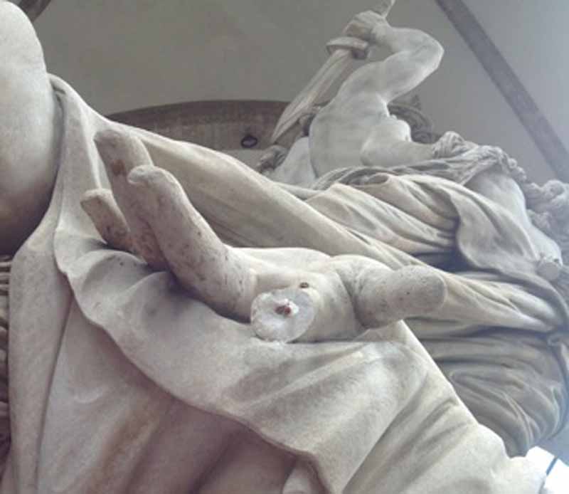 Loggia dei Lanzi, ancora un dito staccato al ”ratto di Polissena” / FOTO