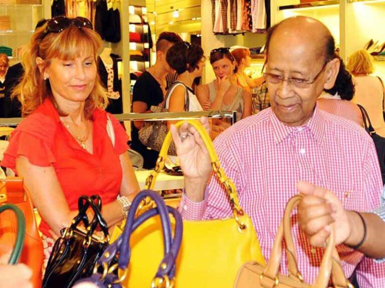 E il re della Malesia fa shopping all’outlet