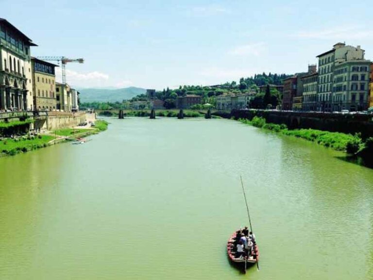 Come andare in barca sotto Ponte Vecchio con i renaioli