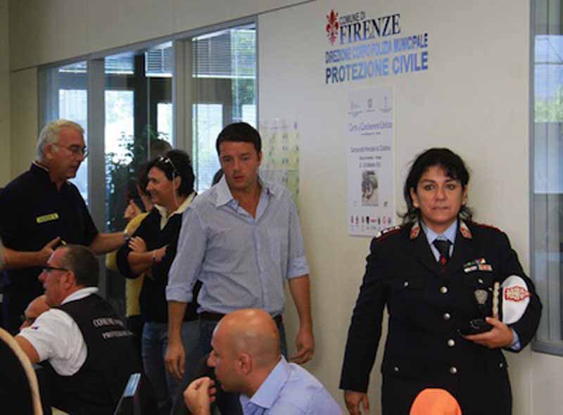 Renzi nella ”control room” della Protezione civile: ”Non usate l’auto”