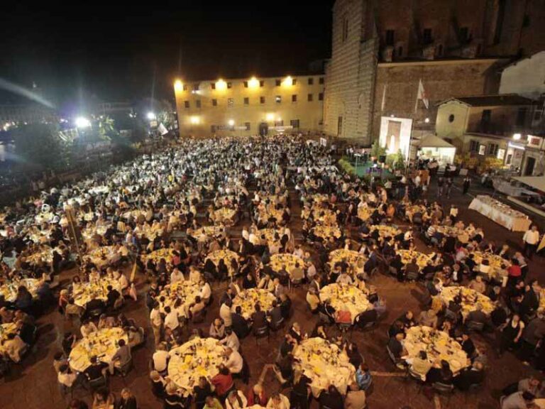 San Frediano a cena (in piazza di Cestello)
