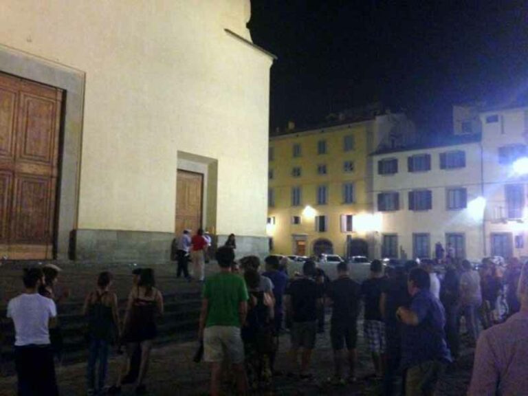 Lanci di bottiglie sulla movida: è rissa