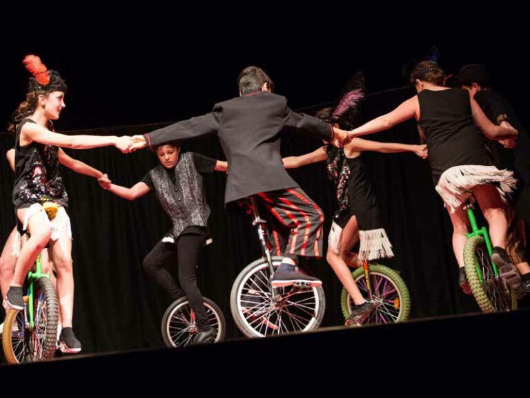 A scuola di circo: a Firenze i bambini scendono in pista