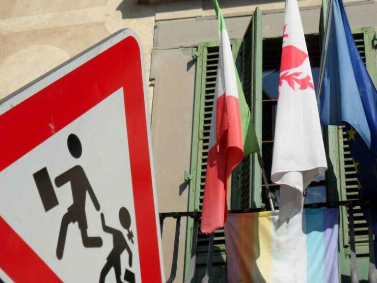 Educazione alla cittadinanza, la raccolta di firme