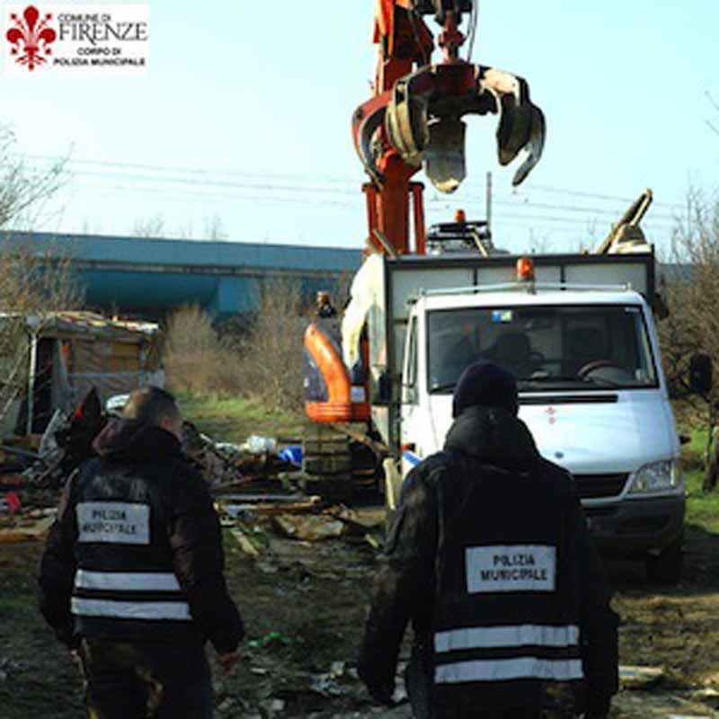 Sgomberato dalla polizia municipale un insediamento abusivo in via Chiari