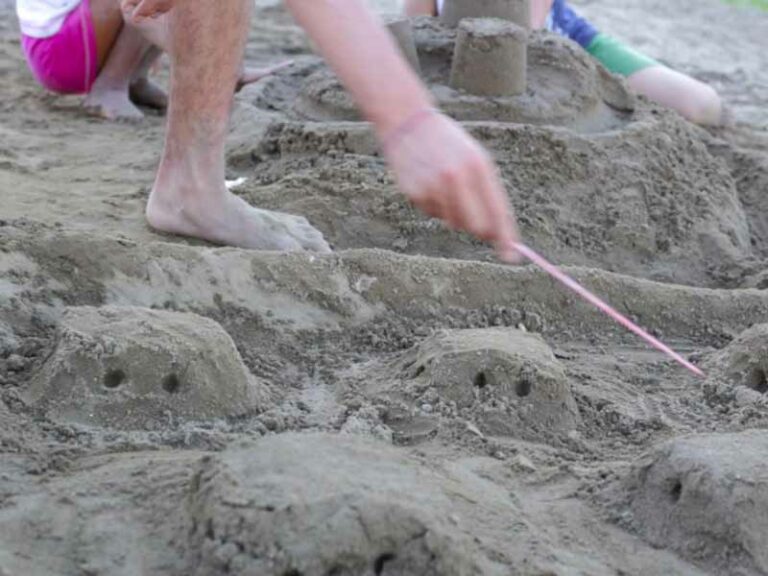 Gara di castelli di sabbia sull’Arno, vince un ”borgo’’