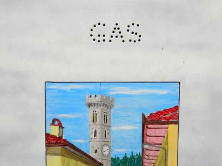 Opere d’arte sugli sportelli del gas