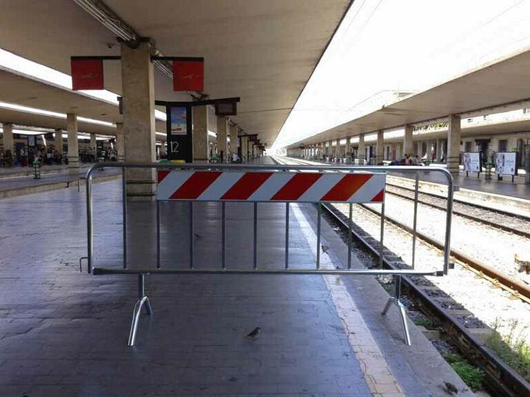 Chiede soldi ai passeggeri, incidente con il capotreno a S. M. Novella