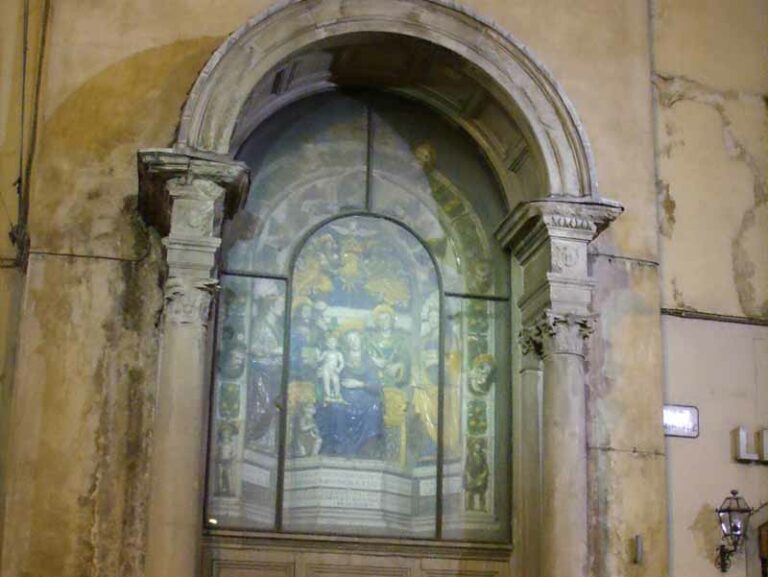 Le ingombranti Fonticine (Via Nazionale a fronte di via dell’Ariento)