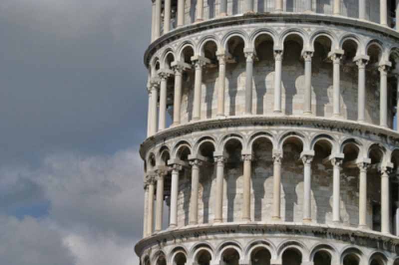 Pisa, vandali in azione in centro: imbrattati due monumenti