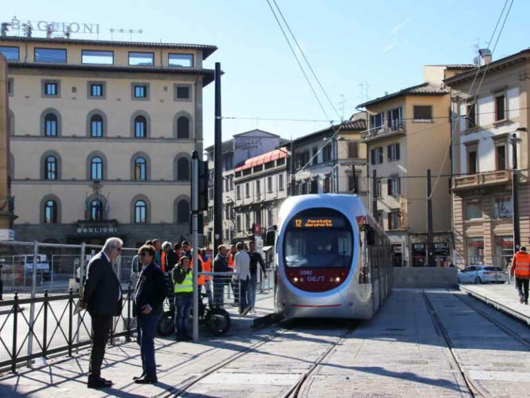 Tramvia, linea 2. Il biglietto per l’aeroporto non costerà di più