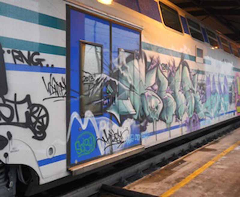 Nel weekend presi di mira dai vandali otto treni regionali