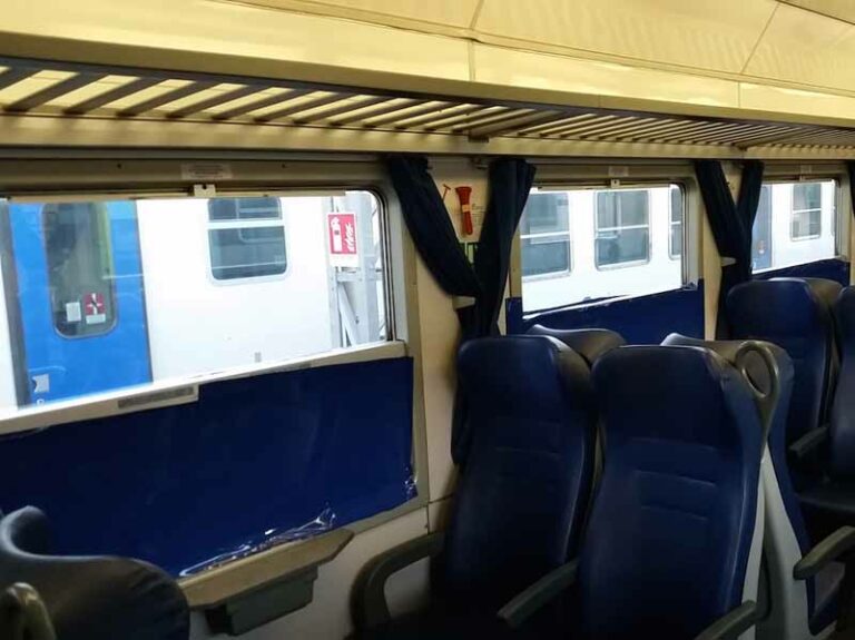 Vandali contro un treno regionale: rotti 10 finestrini