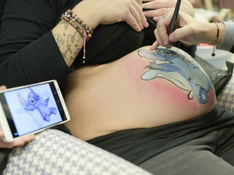 Il pancione si fa il trucco (e il calco in gesso)